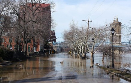 El río Ohio se desbordó causando daños materiales