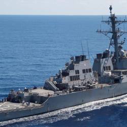 Foto de un USS Carney, un buque de guerra estadounidense.