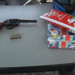 Arma de fuego se ocultaba en una funda de regalo.