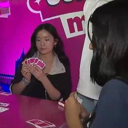 Personas jugando 40 en el Metro de Quito.