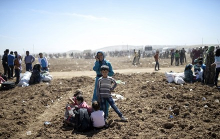 Una avalancha de sirios huyen a Turquía