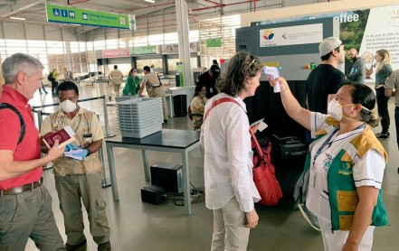 Ecuador permitirá el acceso de extranjeros vacunados sin pruebas PCR para alentar turismo