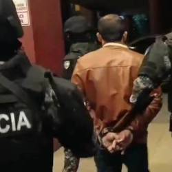 Imagen de la Policía Nacional al capturar un ciudadano dentor de una investigación por narcotráfico en cuatro provincias, la mañana de este miércoles 24 de abril.