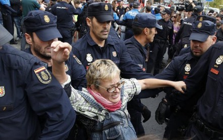 Manifestantes intentan impedir que ambulancia se lleve al perro Excálibur