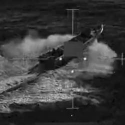 Lancha destruida por las fuerzas de Estados Unidos.