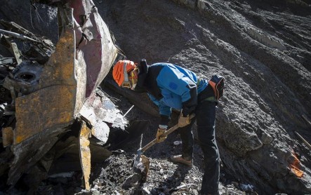 Equipos de rescate trabajan en la zona del accidente del avión Germanwings en los Alpes