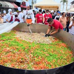 Naranjal, Guayas, domingo 3 de agosto de 2025. Chefs preparan la ensalada de cangrejo más grande del mundo.