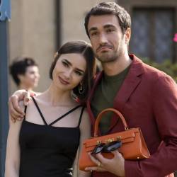 El creador de la serie, Darren Star, detalla cómo el viaje de Emily la ayuda a comprender dónde está su verdadero hogar.