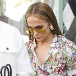 Jennifer Lopez a las afueras de una tienda de Gucci.