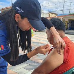 Un hombre recibe la vacuna contra la influenza en Ecuador.