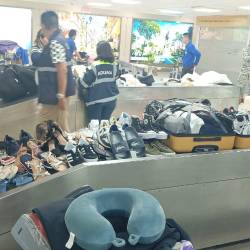 Pasajeros intentaron ingresar decenas de pares de zapatos.