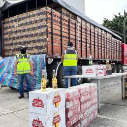 Imagen de agentes del Servicio Nacional de Aduanas con un cargamento de cervezas.