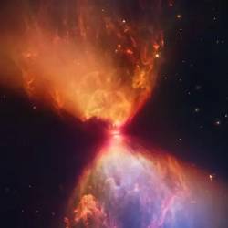 Las protoestrellas están rodeadas de nubes de material que alimentan su crecimiento.