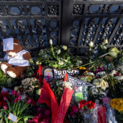 Homenaje a las víctimas del tiroteo en la Universidad de Brown.