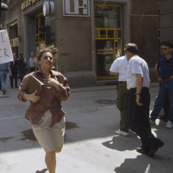 Civiles bosnios huyen de los disparos de un francotirador en las calles de Sarajevo.