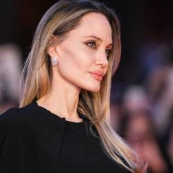 Angelina Jolie muestra por primera vez las cicatrices de su mastectomía.