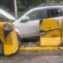 Imagen del vehículo que chocó contra las barreras de concreto en la avenida González Suárez.
