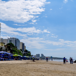Ciudadanos disfrutan de la playa en este feriado.