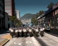 Los policías trotan por la avenida Gran Colombia, a la altura del parque El Ejido.