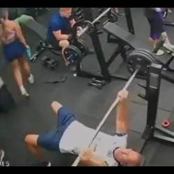 Hombre muere tras ser impactado con una barra en un gimnasio.