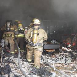 Un incendio consumió un local de repuestos en la calle Ayacucho, en Guayaquil