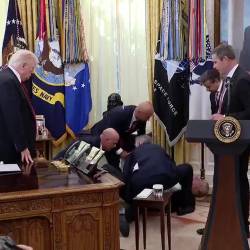 Un hombre se desmaya en el Despacho Oval.