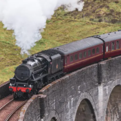En Reino Unido todavía operan algunos trenes a vapor, en los cuales los viajeros pueden experimentar la era dorada de este medio de transporte.