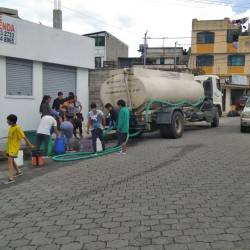 La Epmaps entrega agua potable mediante tanqueros.