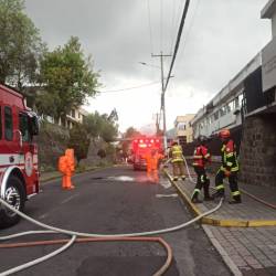 Las autoridades atienden la emergencia en el sector El Dorado, Quito.