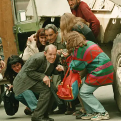 Los civiles arriesgaban sus vidas al cruzar la avenida principal de Sarajevo durante la guerra de Bosnia.