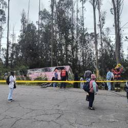 El bus que se volcó en la avenida Simón Bolívar, en la curva de Santa Rosa.