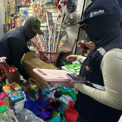 Personal de la AMC durante la intervención en el Centro Histórico de Quito.