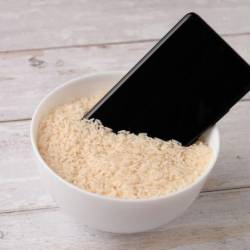 El arroz no ayuda a eliminar la humedad de un teléfono mojado significativamente, según los expertos.
