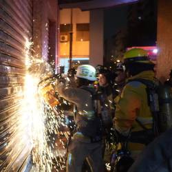 Bomberos evacuaron a varias personas atrapadas en un incendio en el centro de Guayaquil