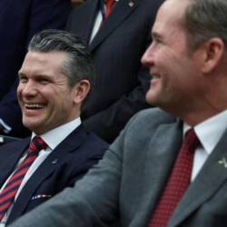 El secretario de defensa Pete Hegseth (centro), el vicepresidente JD Vance (izq.) y el asesor de seguridad nacional Mike Waltz.