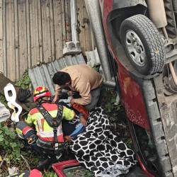Un auto cayó sobre el techo de una vivienda al sur de la capital