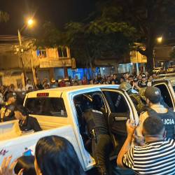 El individuo identificado como Juan David S. L. huyó en medio del vitoreo de decenas de personas y ante la mirada impávida de varios policías y militares.