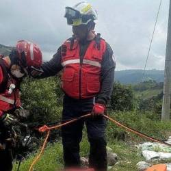 Momento en el que bomberos del cantón Mejía realizan el rescate del cuerpo de Paulina Gallo.
