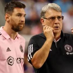 Messi y Martino charlando en pleno juego.