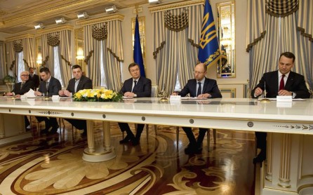 Yanukóvich y oposición ucraniana firman acuerdo de paz