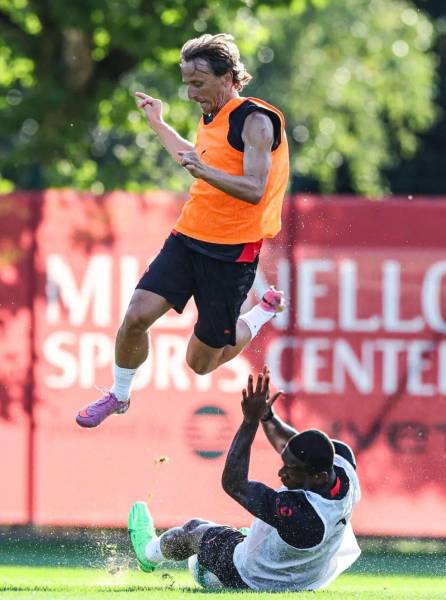 Pervis Estupiñán tuvo su primer entrenamiento con Luka Modrić en el AC Milan