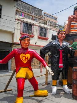 Foto de los monigotes de Chespirito: Chapulín Colorado y los personales del Chavo del Ocho.