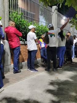 Comienzan a abrir los centros de votación en Venezuela para el referendo sobre el Esequibo.