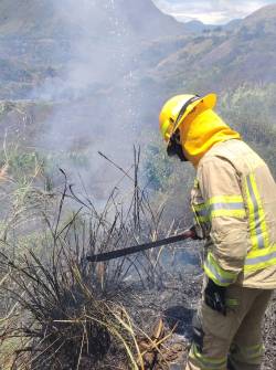 Un bombero en alta montaña.