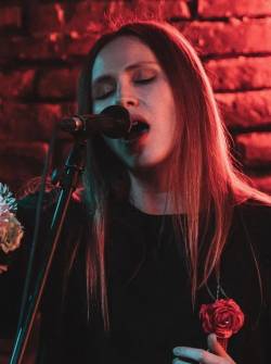 LaTorre es una artista que mezcla la tradición andina con la electrónica y el pop, contando con un álbum y un EP