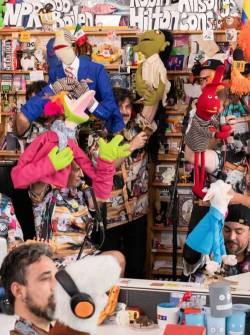 31 Minutos, unos de los títeres más conocidos de Latinoamérica, invadieron el pequeño escritorio de NPR (Radio Pública Nacional), en Washington D. C. en Estados Unidos.