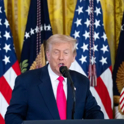 Donald Trump, habla durante un acto en el Despacho Oval de la Casa Blanca, el 13 de noviembre de 2025 en Washington