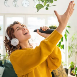 Los sorprendentes beneficios que cantar tiene para la salud (y que están respaldados por la ciencia)