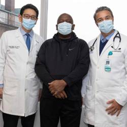 Rick Slayman (centro), de 62 años, padecía una enfermedad renal en etapa terminal cuando recibió el trasplante.