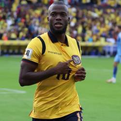 Enner Valencia celebrando uno de sus goles en el partido entre Ecuador y Venezuela por Eliminatorias